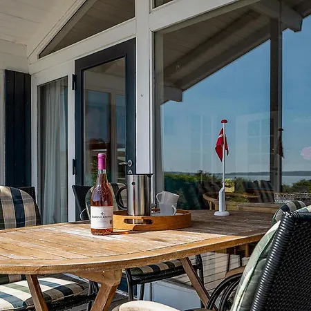 Stunning In With 2 Bedrooms And Wifi *
